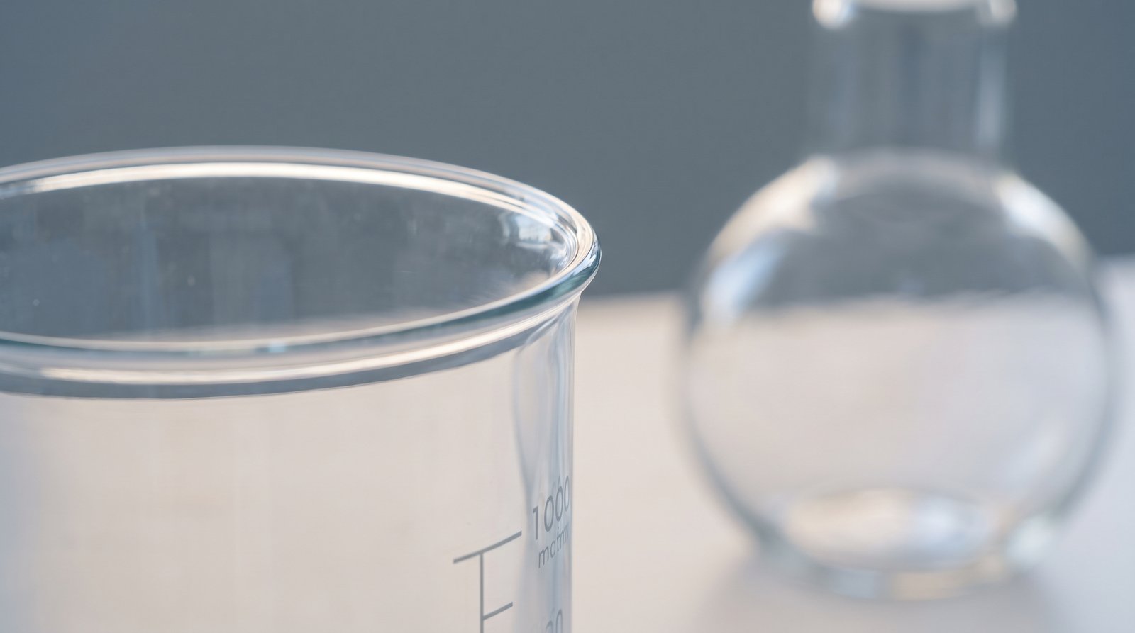 Borosilicate beaker graduations in raking light